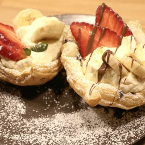 Cestini di Pasta Sfoglia con Crema, Nutella, Fragole e Banane