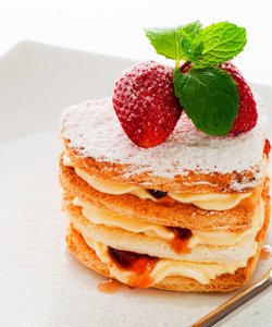 Ricetta Millefoglie con Crema Diplomatica, Gocce di Cioccolato e Fragole