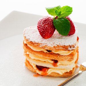 Millefoglie con Crema Diplomatica, Gocce di Cioccolato e Fragole