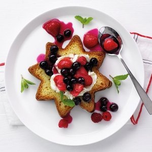 Fette di Pandoro Farcite con Crema Chantilly e Frutta