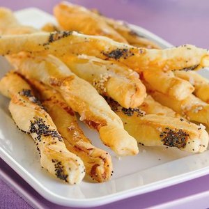 Salatini al Formaggio con Semi di Papavero e Sesamo