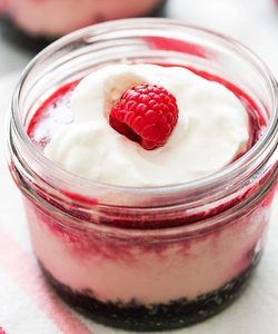Semifreddo-allo-Yogurt-con-Lamponi-e-Oreo-cheesecake-parfait