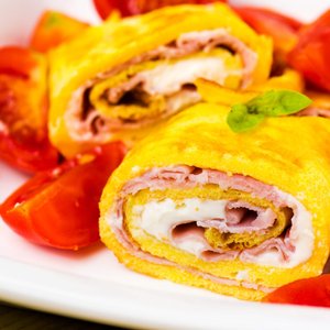 Rotolo di Frittata con Bacon e Formaggio