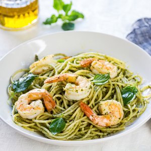 Spaghetti al Pesto di Zucchine e Gamberetti