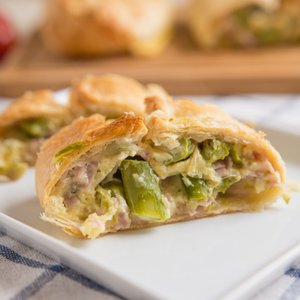 Strudel di Asparagi con Prosciutto e Formaggio