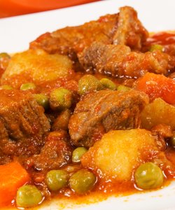 Ricetta Spezzatino al Sugo Piccante con Patate e Piselli