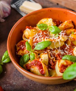 Ricetta Tortellini al Sugo di Pomodoro
