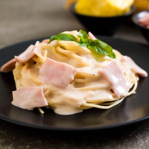 Spaghetti con Crema al Prosciutto