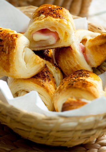 Ricetta Mini Cornetti Salati di Sfoglia con Speck