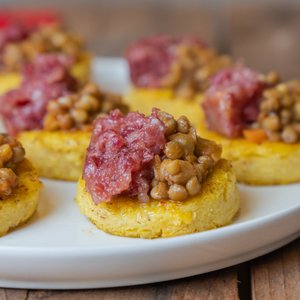 Tartine di Polenta con Lenticchie e Cotechino