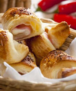 Ricetta Mini Cornetti Salati di Sfoglia con Speck