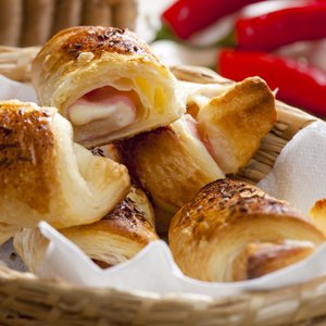 Mini Cornetti Salati di Sfoglia con Speck