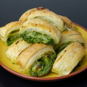 Rotolo di Pasta Sfoglia con Broccoli e Salsiccia