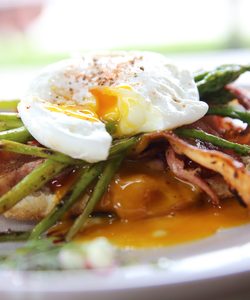 Ricetta Bruschetta con Asparagi, Uovo e Bacon