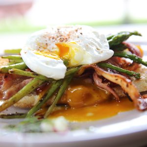 Bruschetta con Asparagi, Uovo e Bacon