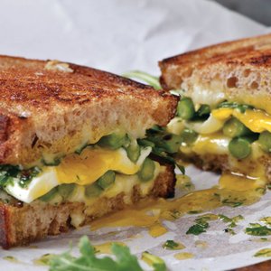 Panino con Asparagi, Taleggio e Uovo al Tegamino