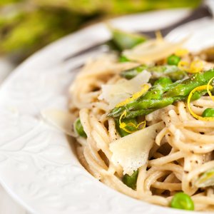 Spaghetti con Asparagi, Agretti e Limone