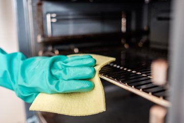 Pulire il forno con aceto e bicarbonato: il metodo naturale che elimina le incrostazioni senza prodotti chimici