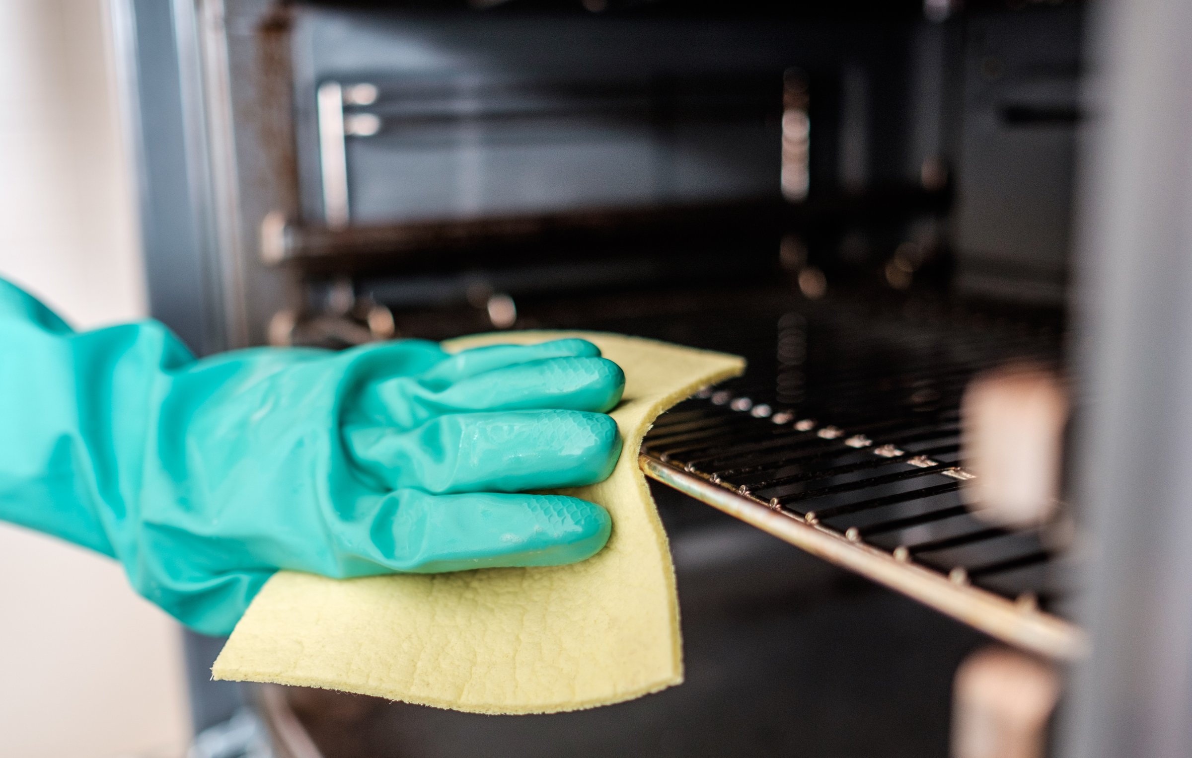 Pulire il forno con aceto e bicarbonato: il metodo naturale che elimina le incrostazioni senza prodotti chimici