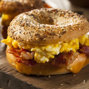 Bagel con Uova e Bacon