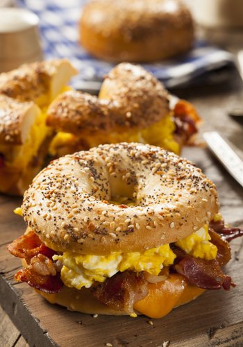 Ricetta Bagel con Uova e Bacon