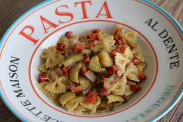 Ricetta Pasta con Zucchine, Pancetta e Pomodori Secchi
