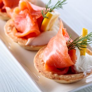 Tartellette Salate Salmone e Philadelphia
