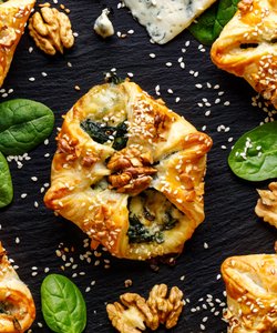 Ricetta Fagottini di Sfoglia con Spinaci, Gorgonzola e Noci