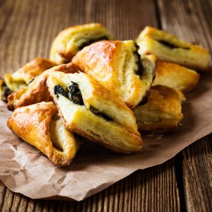 Fagottini di Pasta Sfoglia con Ricotta e Spinaci