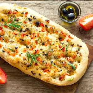 Focaccia con Pomodorini e Olive