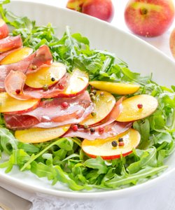 Ricetta Insalata con Bresaola e Pesche