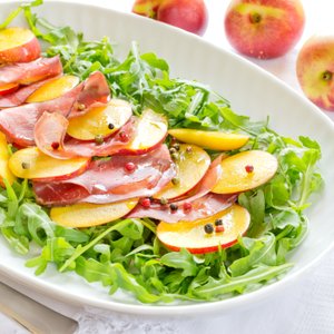 Insalata con Bresaola e Pesche
