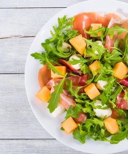 Ricetta Insalata di Melone, Rucola, Prosciutto Crudo e Mozzarella