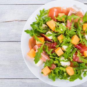 Insalata di Melone, Rucola, Prosciutto Crudo e Mozzarella