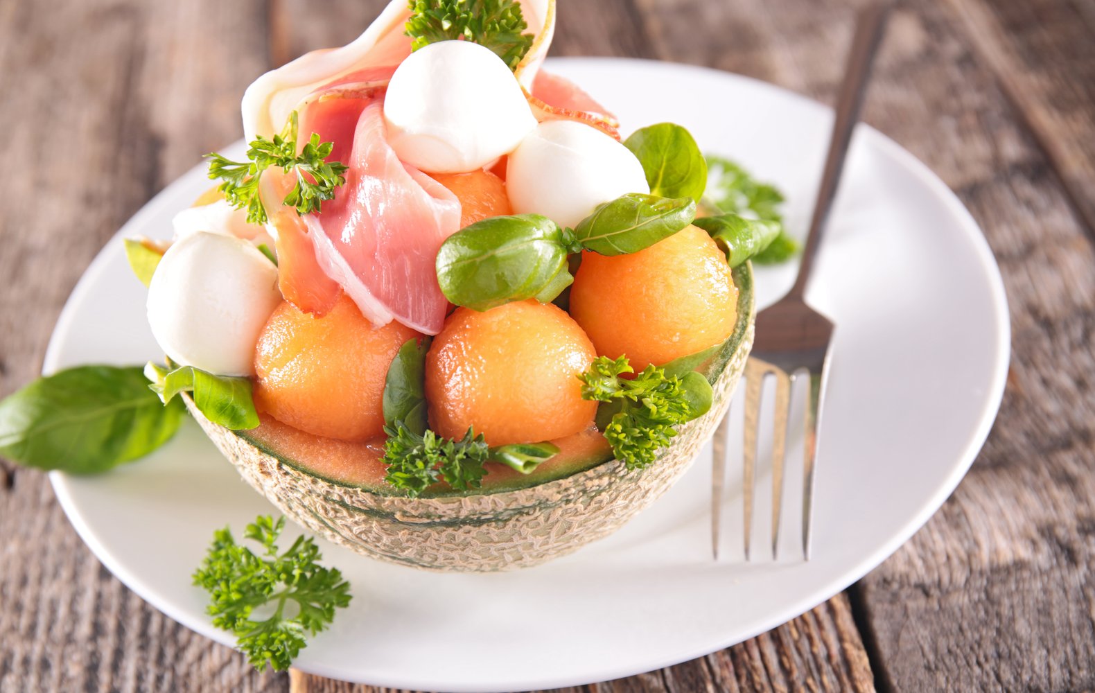 Ricetta Insalata di Melone, Prosciutto Crudo e Mozzarella Il Club