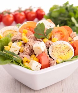Ricetta Insalata con Tonno, Uova, Pomodoro e Mais