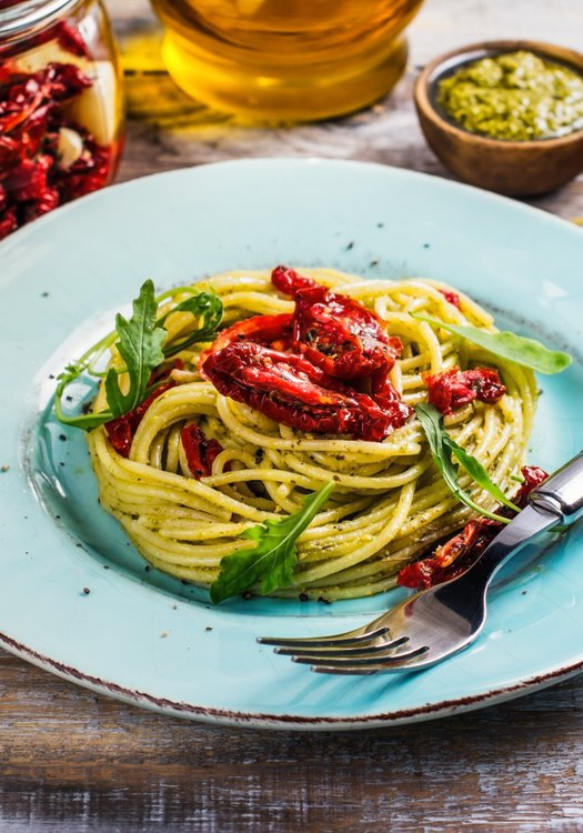 Ricetta Pasta al Pesto di Rucola e Pomodori Secchi - Il Club delle Ricette