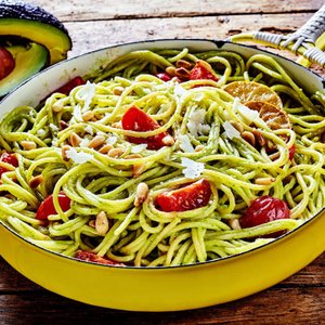 Pasta con Crema di Avocado, Pomodorini e Pinoli
