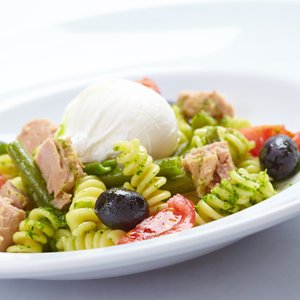 Pasta al Pesto, Tonno, Olive, Pomodori, Fagiolini e Burrata