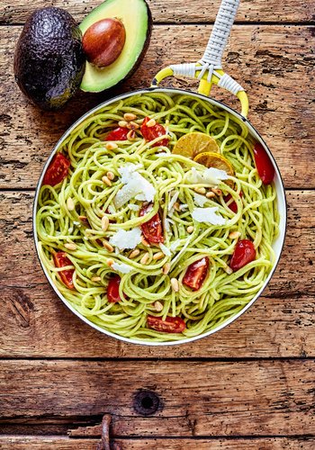 Ricetta Pasta con Crema di Avocado, Pomodorini e Pinoli