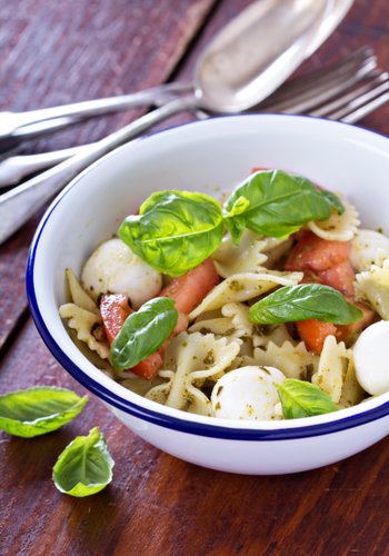 Ricetta Pasta Fredda al Pesto, Pomodori e Mozzarella