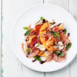 Prosciutto e Melone con Mozzarella e Aceto Balsamico