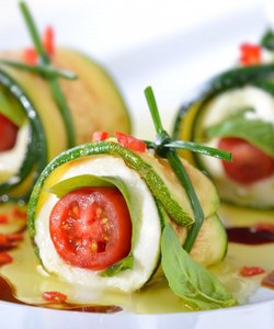 Ricetta Involtini di Zucchine Grigliate con Mozzarella e Pomodorini