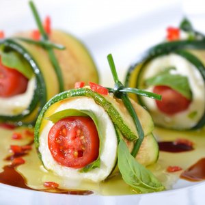 Involtini di Zucchine Grigliate con Mozzarella e Pomodorini