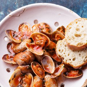 Sauté di Vongole con Salsa di Pomodoro