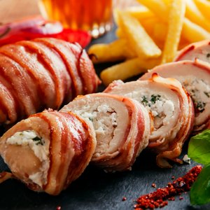 Involtini di Petto di Pollo con Feta, Erbe Aromatiche e Pancetta