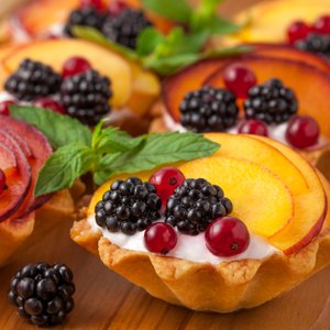 Tartellette alle Pesche e Frutti di Bosco