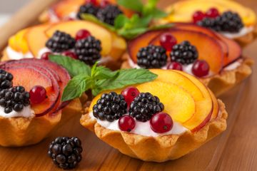 Ricetta Tartellette alle Pesche e Frutti di Bosco