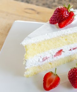 Ricetta Torta al Cioccolato Bianco, Panna e Fragole