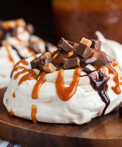 Ricetta Mini Pavlova al Cioccolato e Caramello